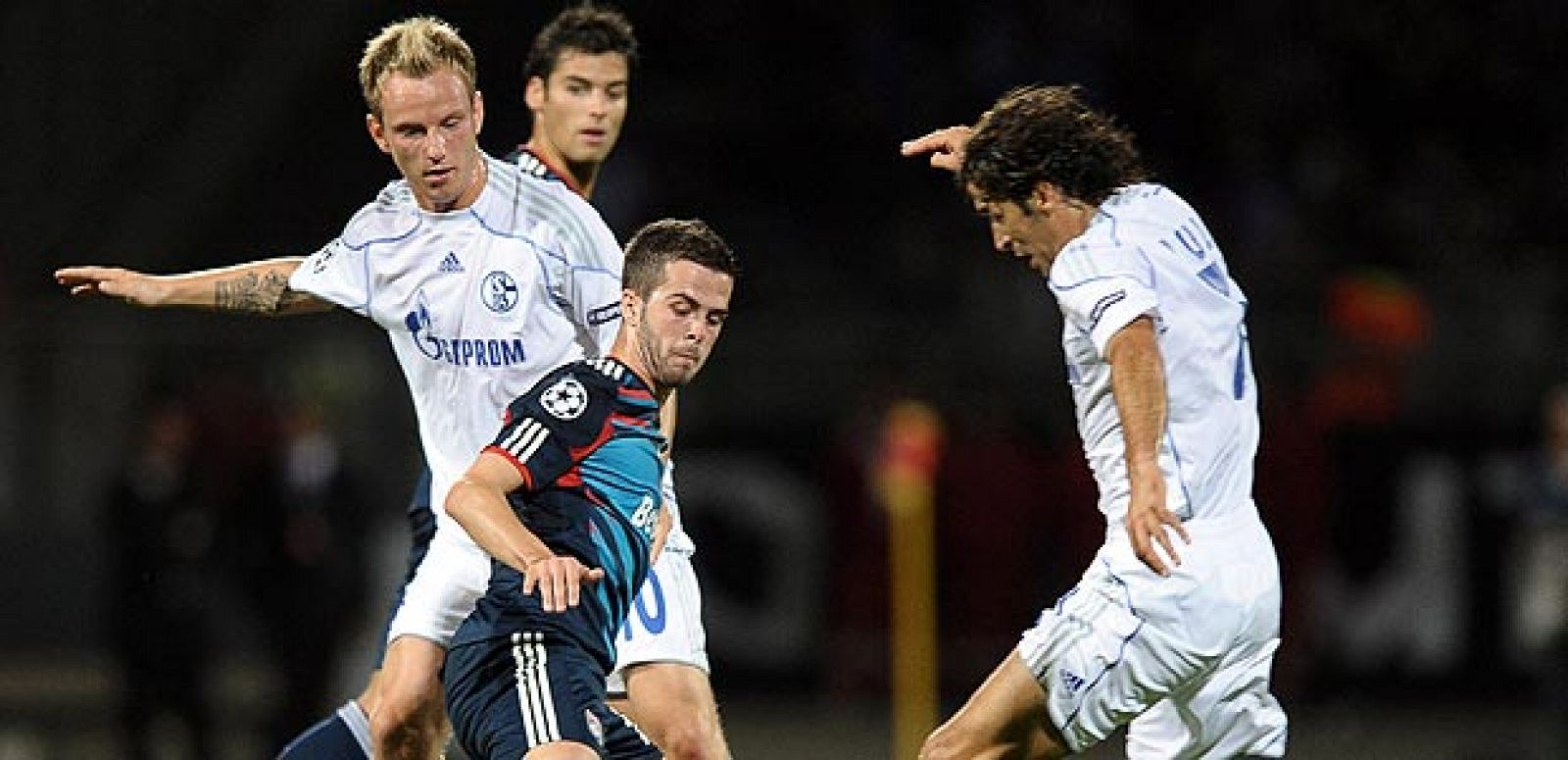 Los jugadores del Schalke 04 Rakitic y Raúl González disputan el balón con Miralem Pjanic del Olympique de Lyon durante el partido de la Liga de Campeones disputado en el estadio Gerland de Lyon.