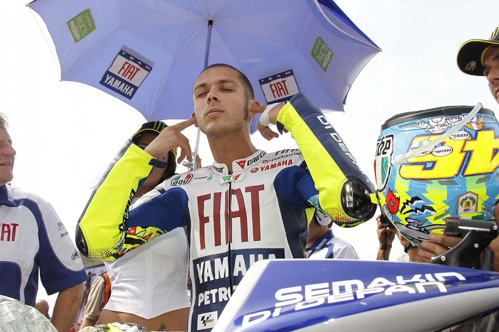 Valentino Rossi se concentra antes de iniciar la carrera.