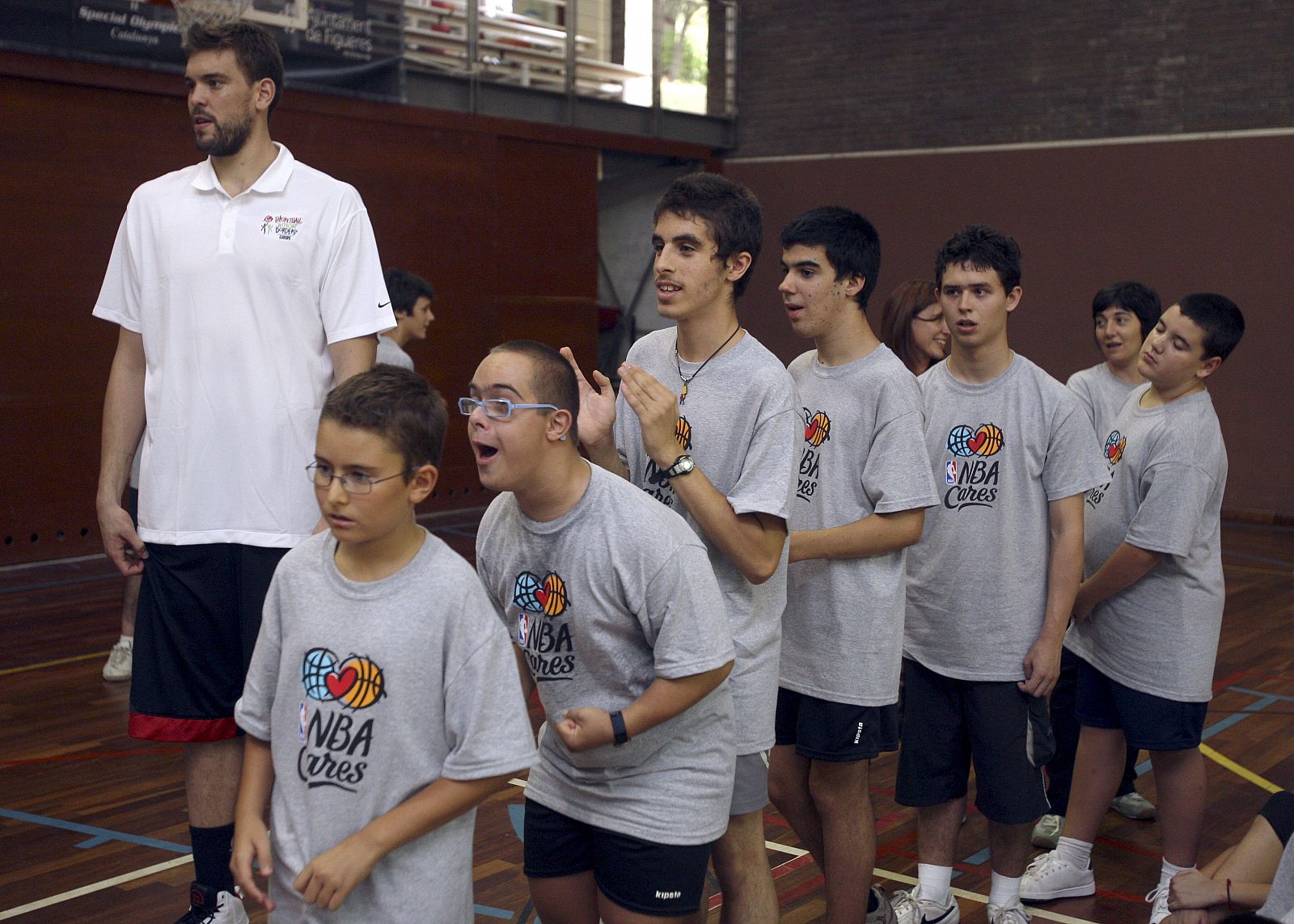 Marc Gasol junto a varios niños durante su participación en el clinic Baloncesto sin Fronteras.