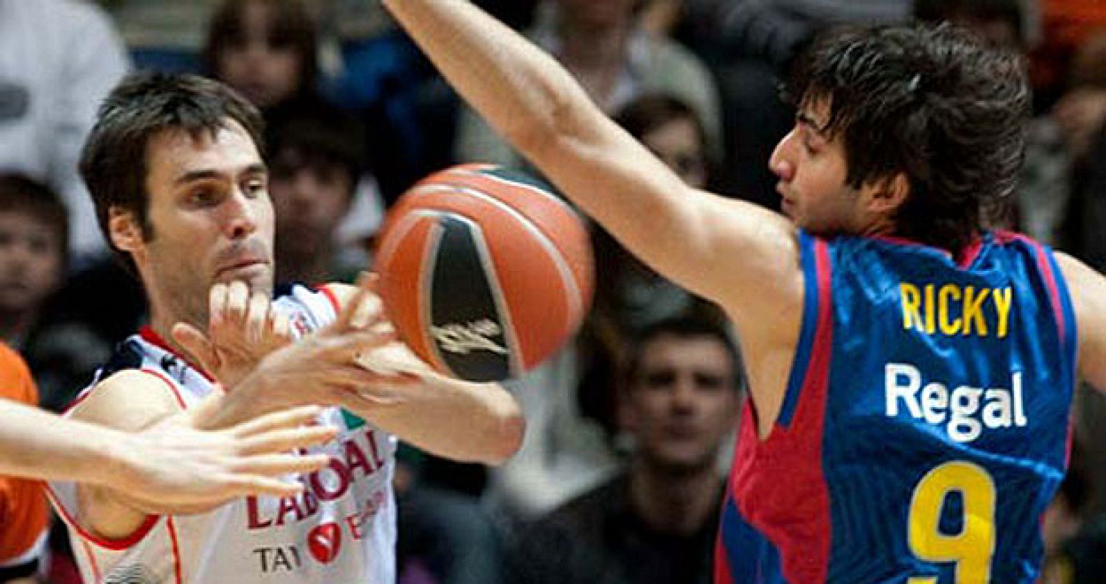 Los jugadores de Caja Laboral y Regal FC Barcelona Fernando San Emeterio y Ricky Rubio.