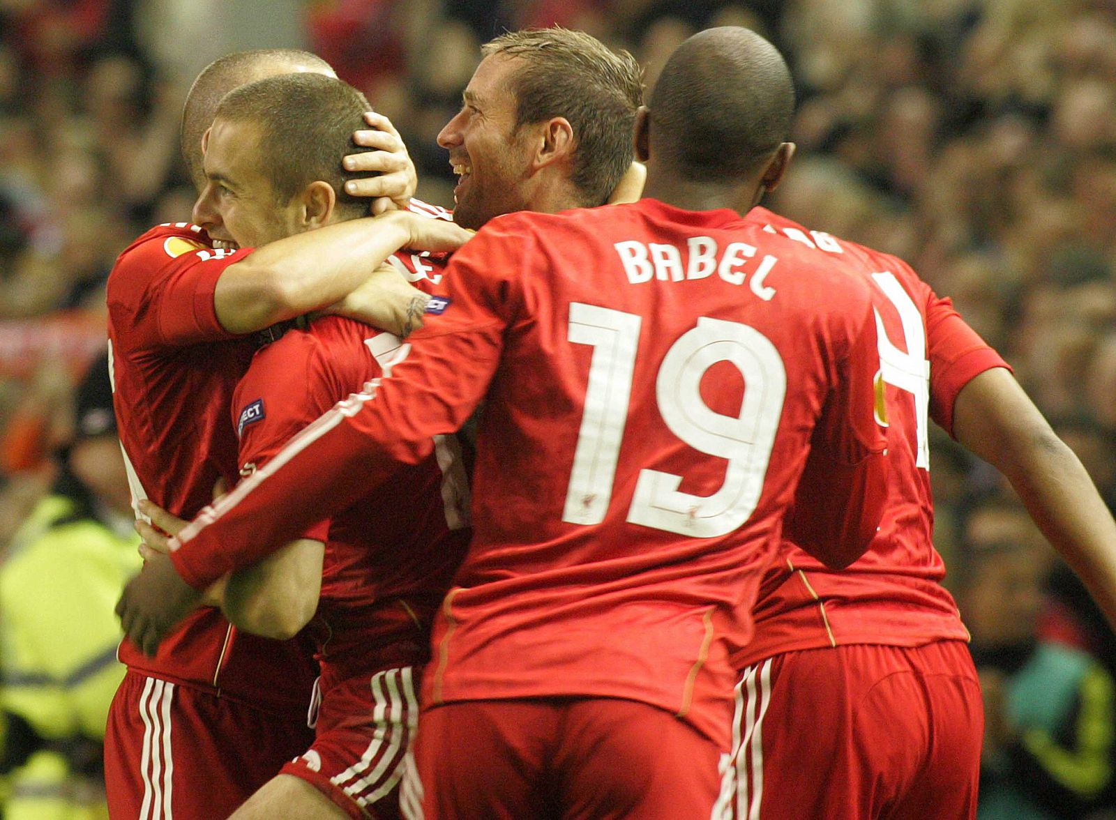 El jugador del Liverpool Joe Cole celebra con sus compañeros un gol ante el Steaua Bucarest durante el partido de la Liga Europa en el Anfield Stadium de Liverpool.