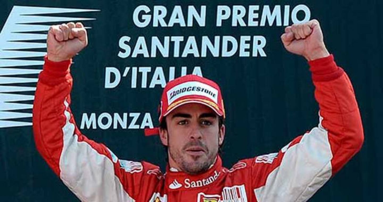 El piloto español de la escudería Ferrari, Fernando Alonso, celebra su victoria en el Gran premio de Monza.