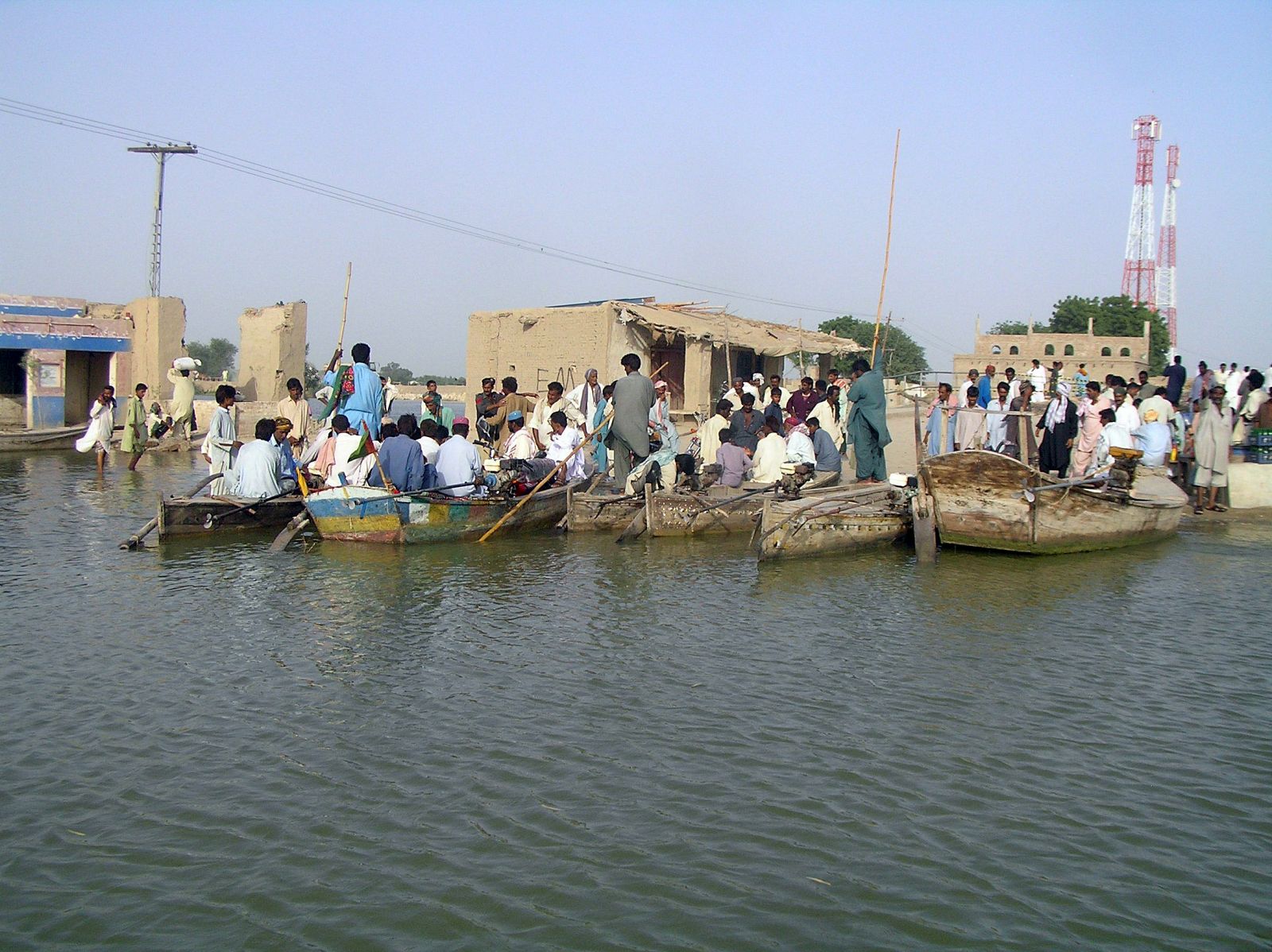 Varios paquistaníes rescatan sus pertenencias de las áreas afectadas por las inundaciones