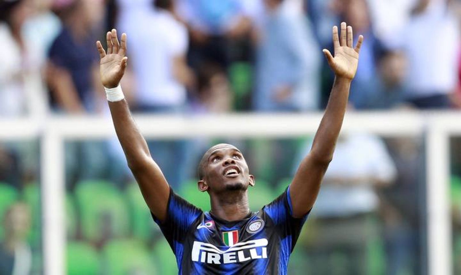 Eto'o marca los dos tantos del Inter ante el Palermo