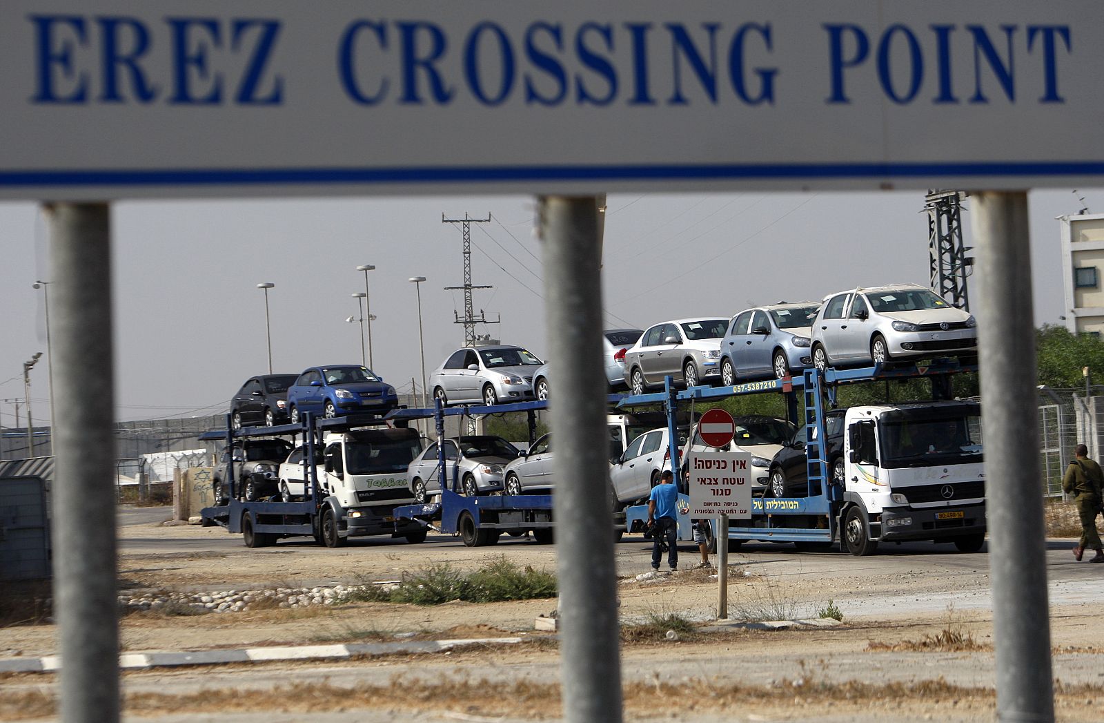 Los primeros coches son transportados hacia Kerem Shalom por el paso de Erez.