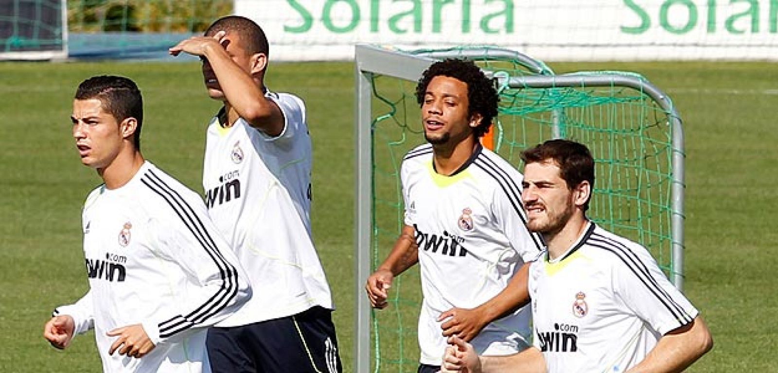 Los jugadores del Real Madrid, el portugués Cristiano Ronaldo, los brasileños Pepe y Marcelo, y el portero Iker Casillas, preparan el próximo compromiso de Liga que tendrá lugar este martes ante el Espanyol en el estadio Santiago Bernabé