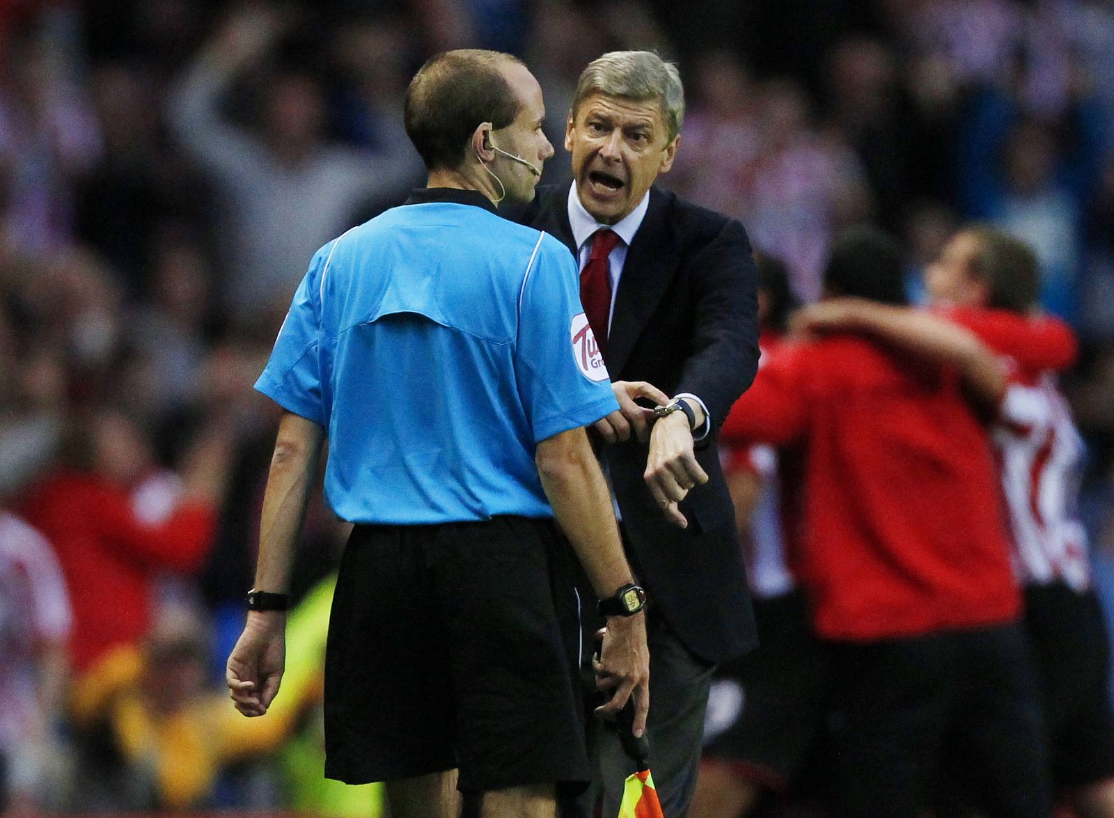 Wenger protestó enérgicamente al árbitro por los cinco minutos de descuento tras lo que el Sunderland empató a uno contra el Arsenal.