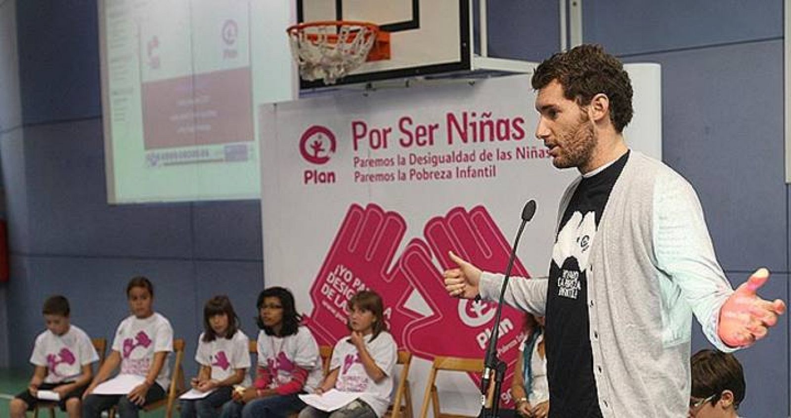 El jugador de la selección española y de la NBA Rudy Fernández, durante su presentación como embajador de la ONG " PLAN". 
