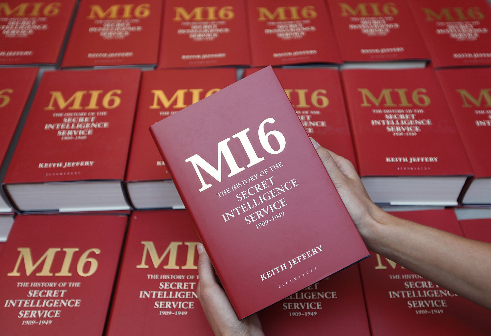 Varios ejemplares del libro sobre el MI6