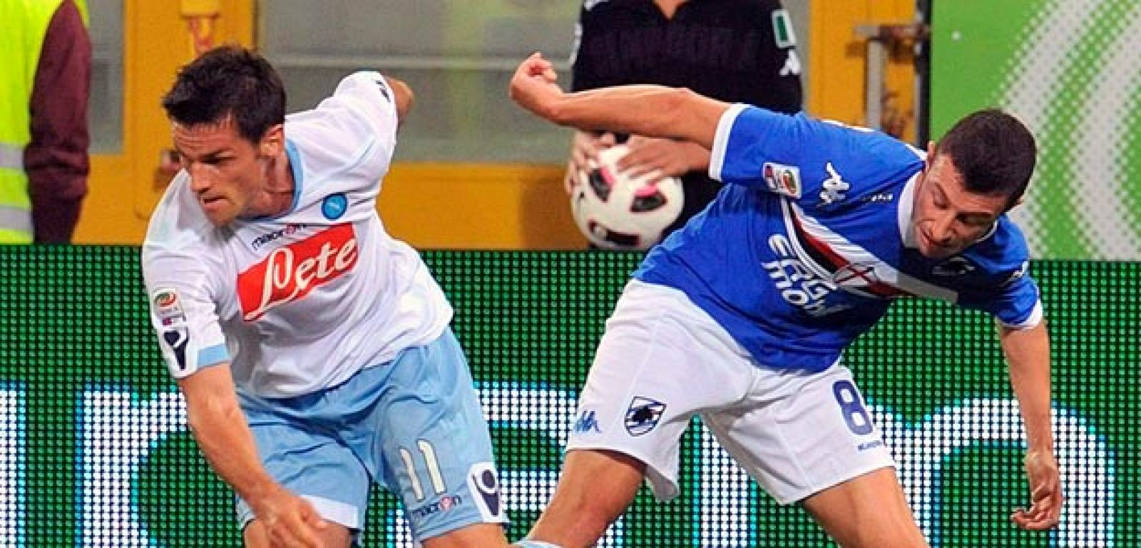 El centrocampista del Sampdoria Stefano Guberti y el delantero del Nápoles Christian Maggio pelean un balón durante el partido correspondiente a la tercera jornada de la Liga  italiana.