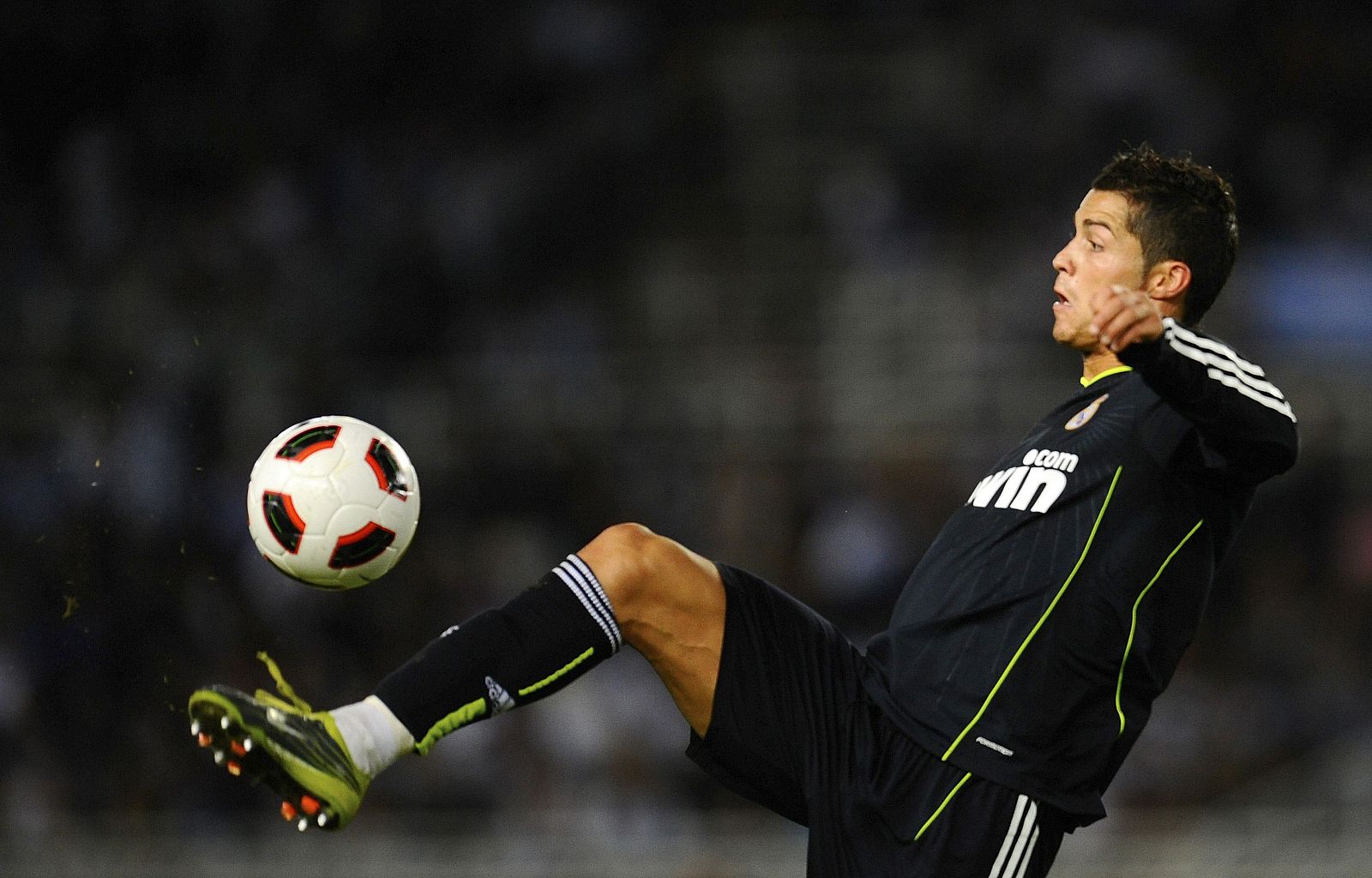 Cristiano Ronaldo controla el balón durante el último partido de Liga ante la Real Sociedad.