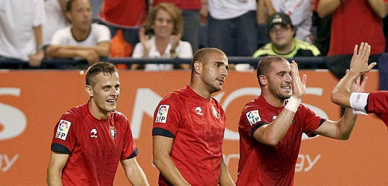 Los jugadores de Osasuna, autores de los tres goles rojillos, Javier Camuñas y el uruguayo Walter Gerardo Pandiani celebran el gol de Carlos Aranda.