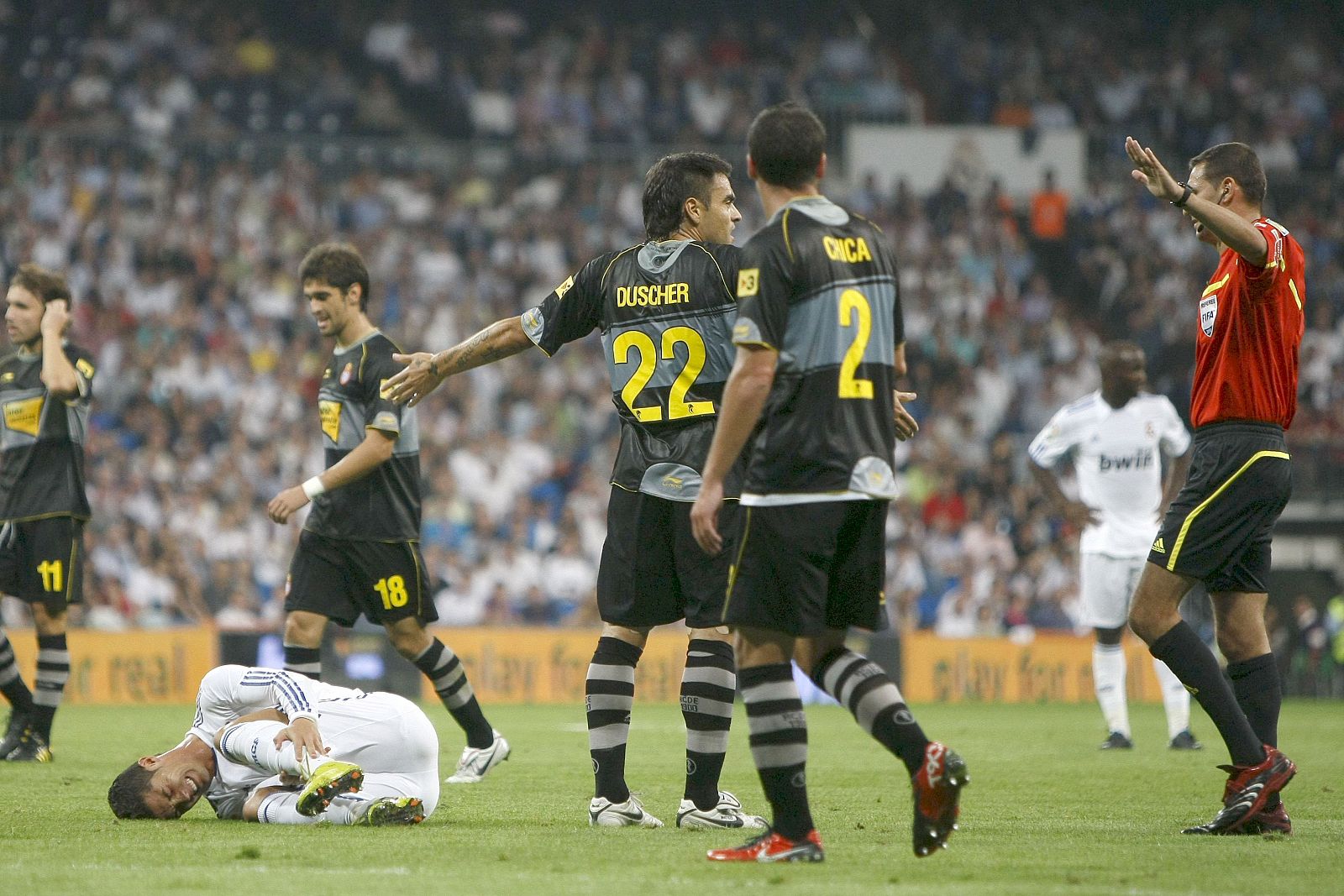 Clos Gómez pitó un penalti en contra del Espanyol y expulsó a Pepe (Real Madrid), y a los espanyolistas Galán por una entrada a Ronaldo y Forlín por protestar.