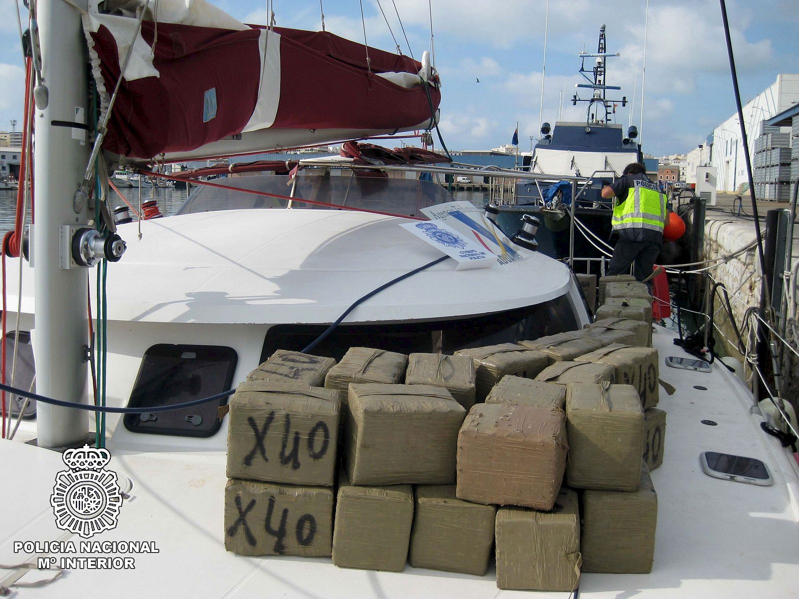 La Policía Nacional ha interceptado este catamarán en alta mar con 3.200 kilos de hachís