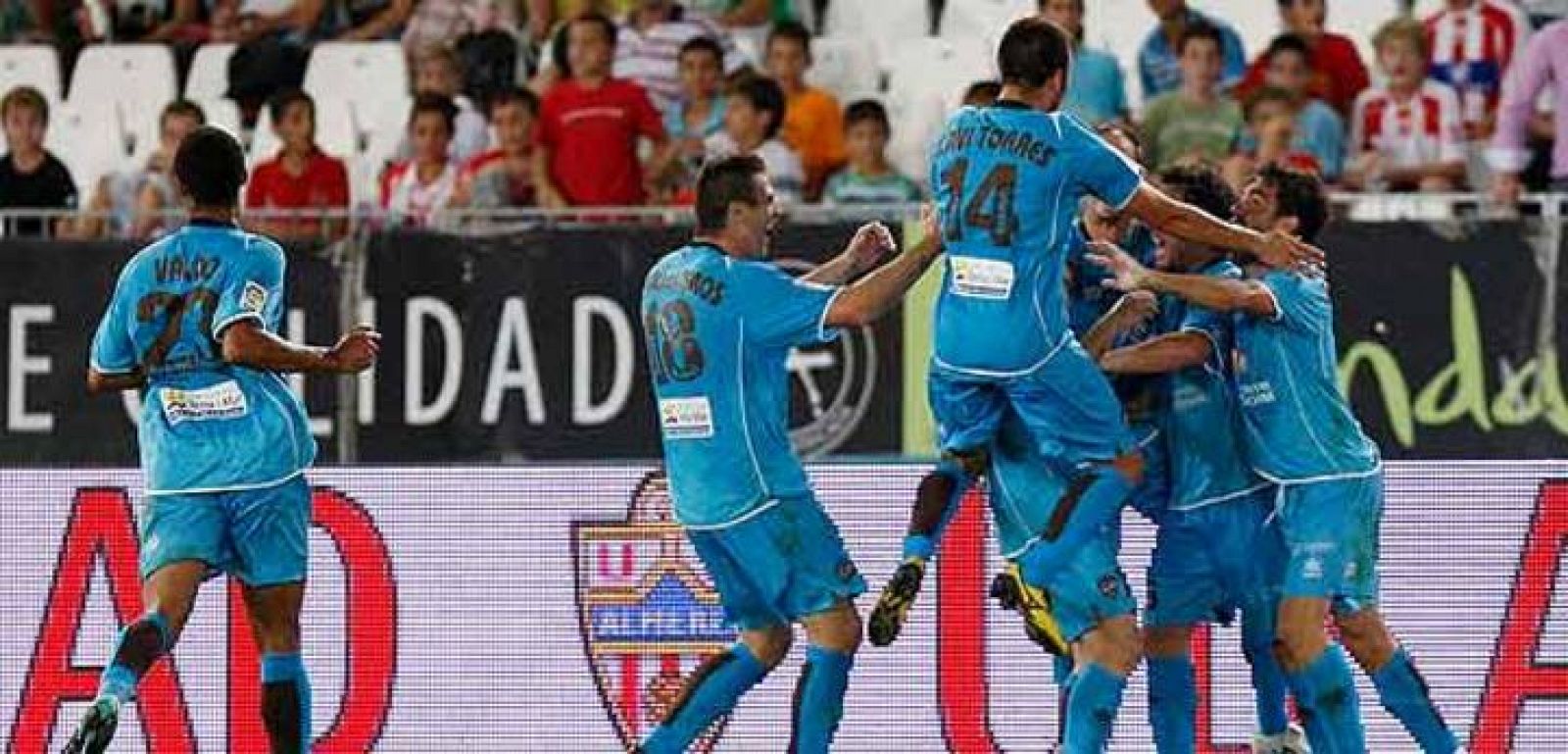 Los jugadores del Levante celebran el primer gol del equipo levantino, durante el encuentro que les enfrentó al Almería.