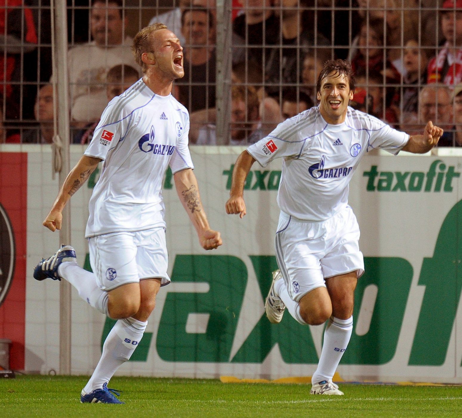 Raúl celebra el primer gol del Schalke con Rakitic