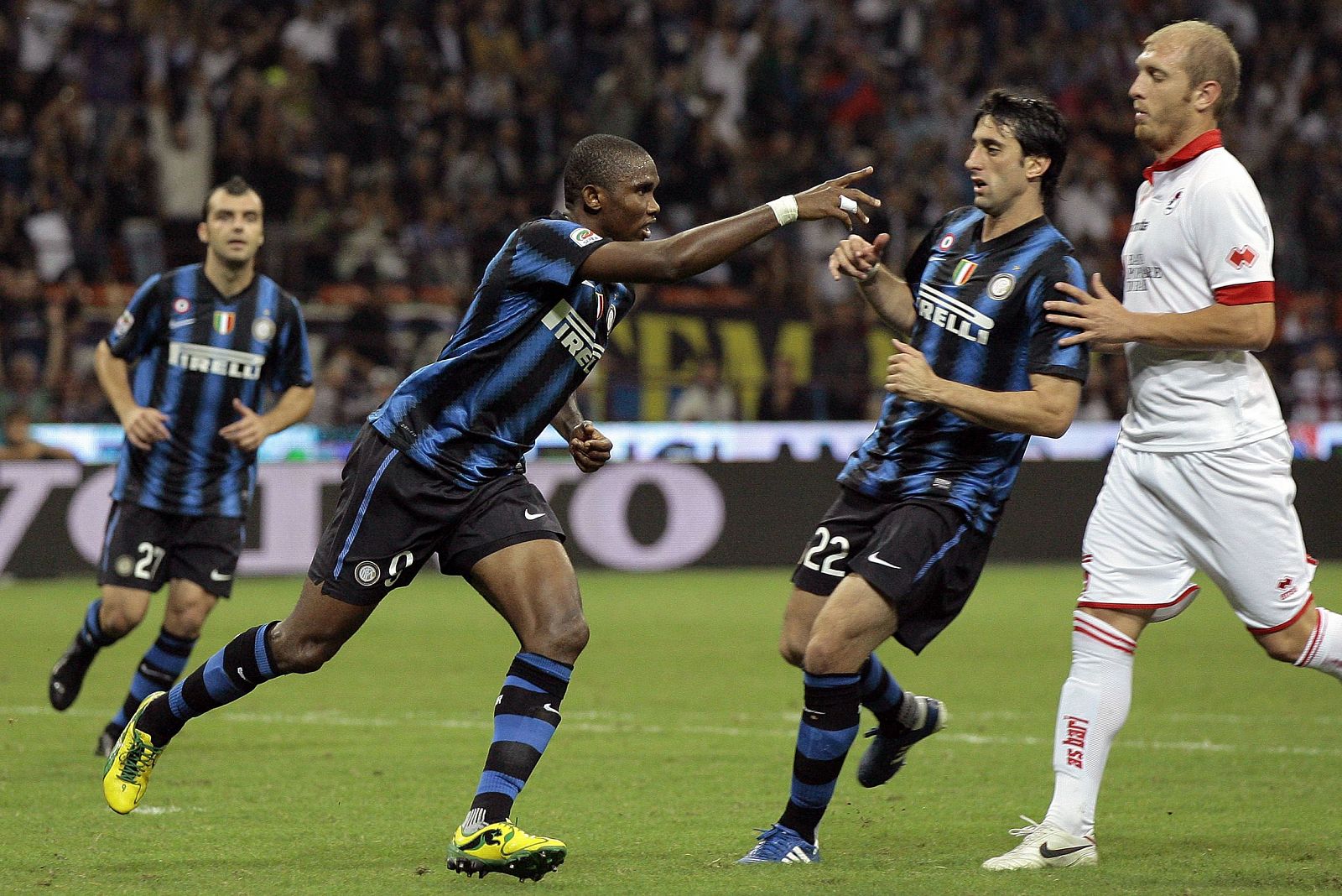 Eto'o celebra uno de sus dos goles ante su compañero Milito