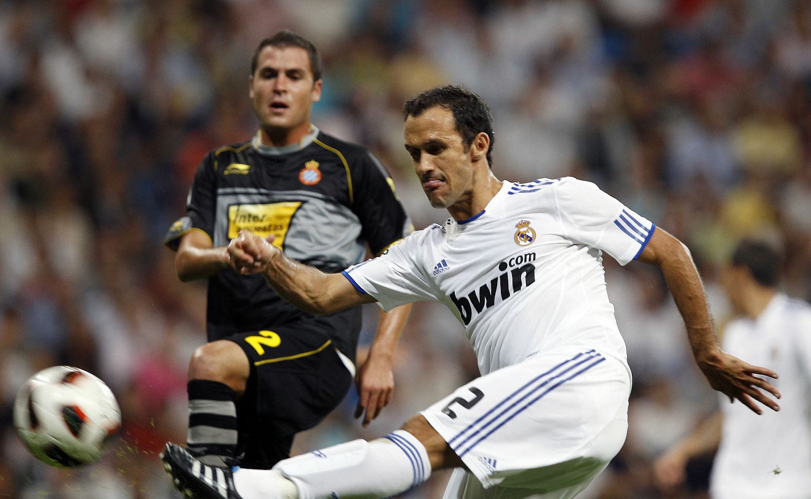 Ricardo Carvalho golpea el balón en el último partido del Real Madrid, ante el Espanyol en Liga.