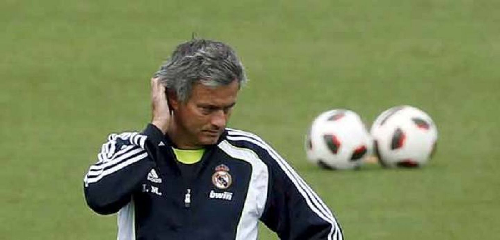 El entrenador portugués del Real Madrid, José Mourinho, durante el entrenamiento realizado este jueves.