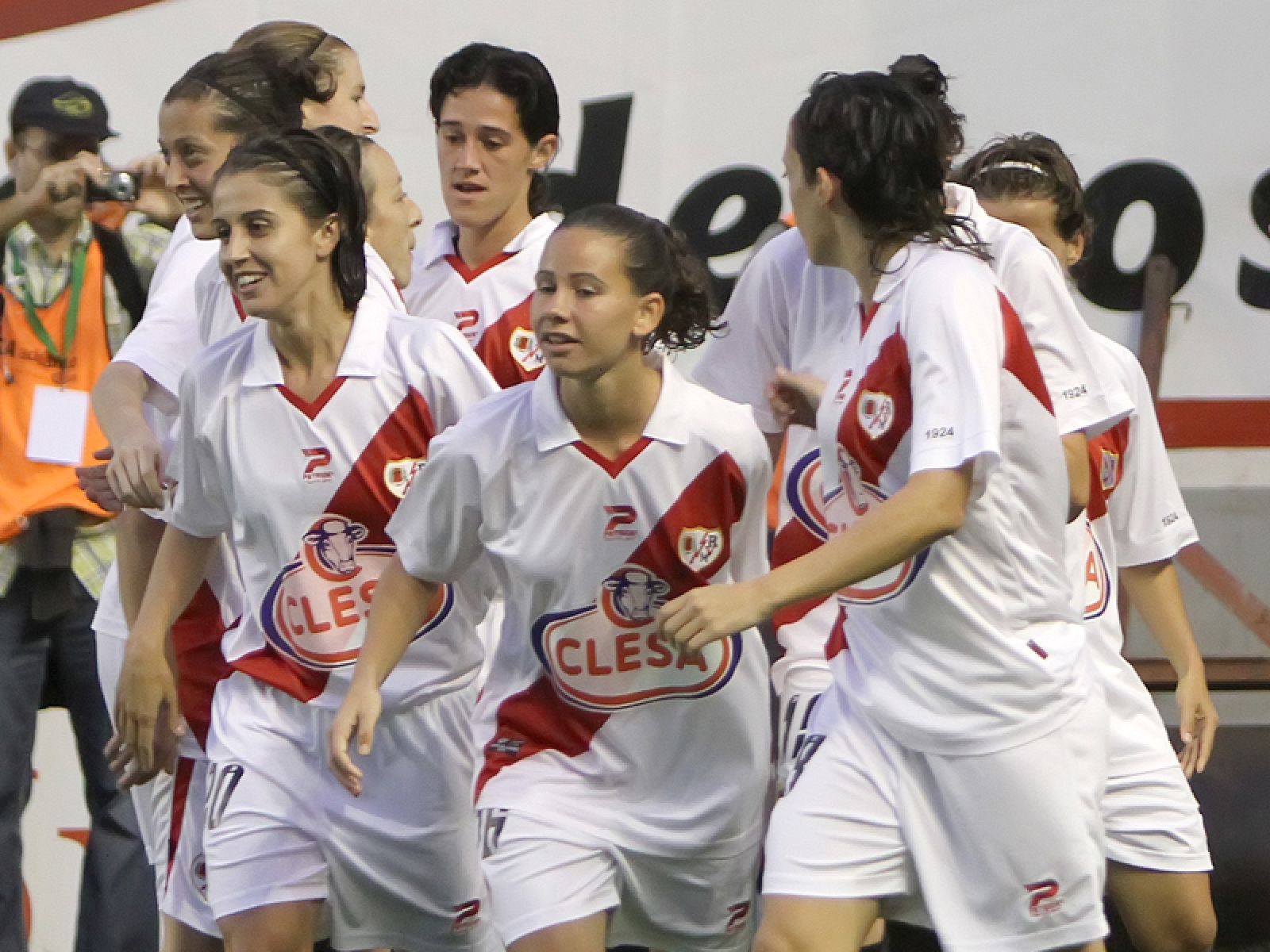 Las jugadoras del Rayo Vallecano, vigente campeón de la Superliga, celebrando un gol.