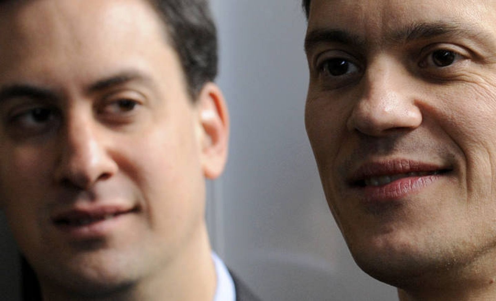 Ed Miliband (i) junto a su hermano David (d)
