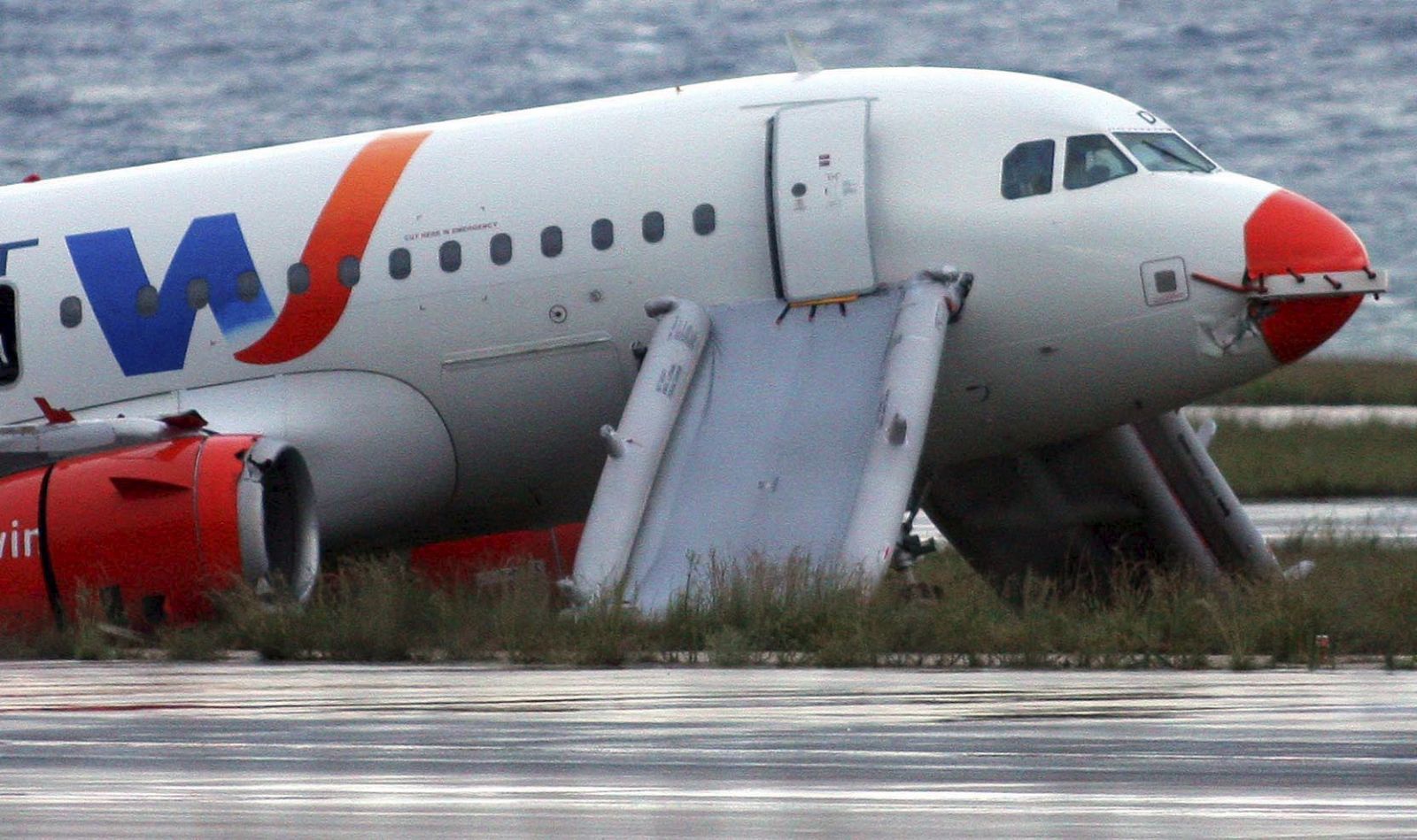 Dos rampas deslizantes de emergencia salen de la parte delantera del Airbus 300 accidentado