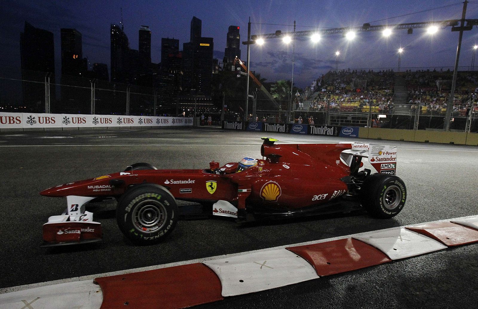 El piloto español Fernando Alonso, con su monoplaza durante la clasificación del Gran Premio de Singapur.