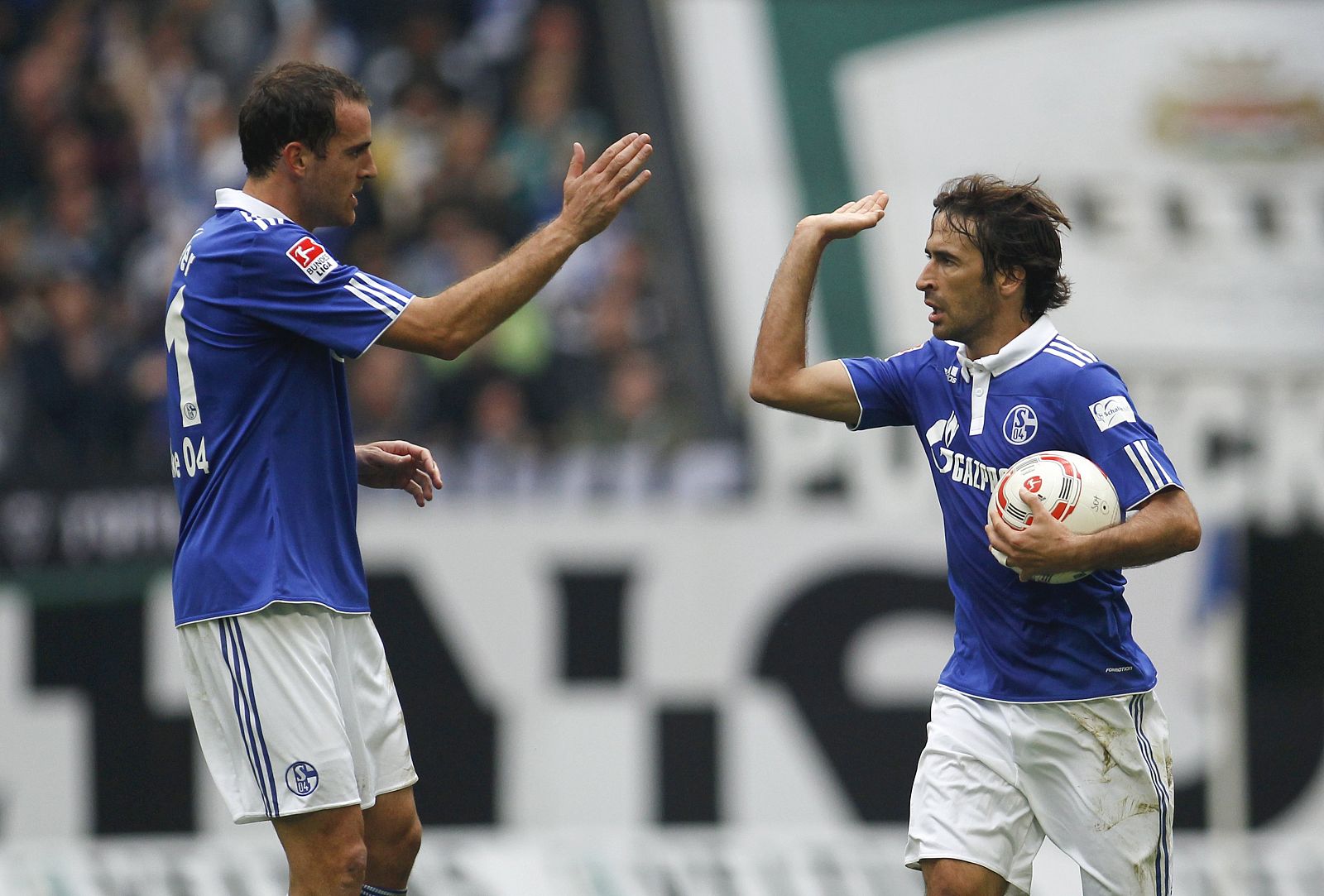 Raúl celebra su primer gol en la Bundesliga con su compañero Metzelder.