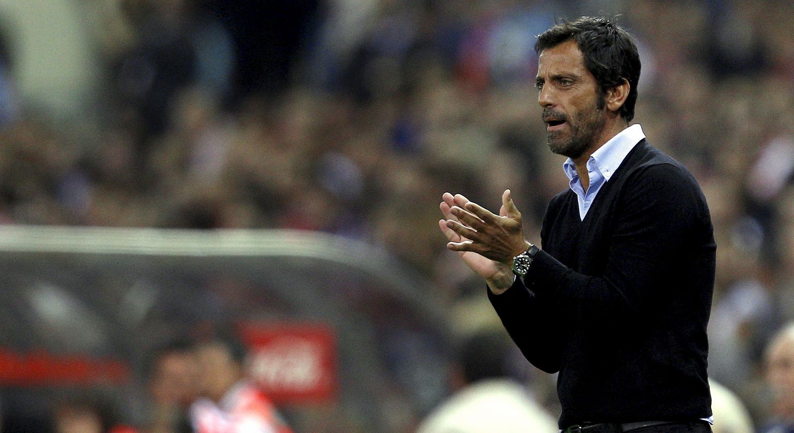 El entrenador del Atlético de Madrid Quique Sánchez Flores durante el partido correspondiente a la tercera jornada de la Liga en Primera División, disputado frente al FC Barcelona en el estadio Vicente Calderón.