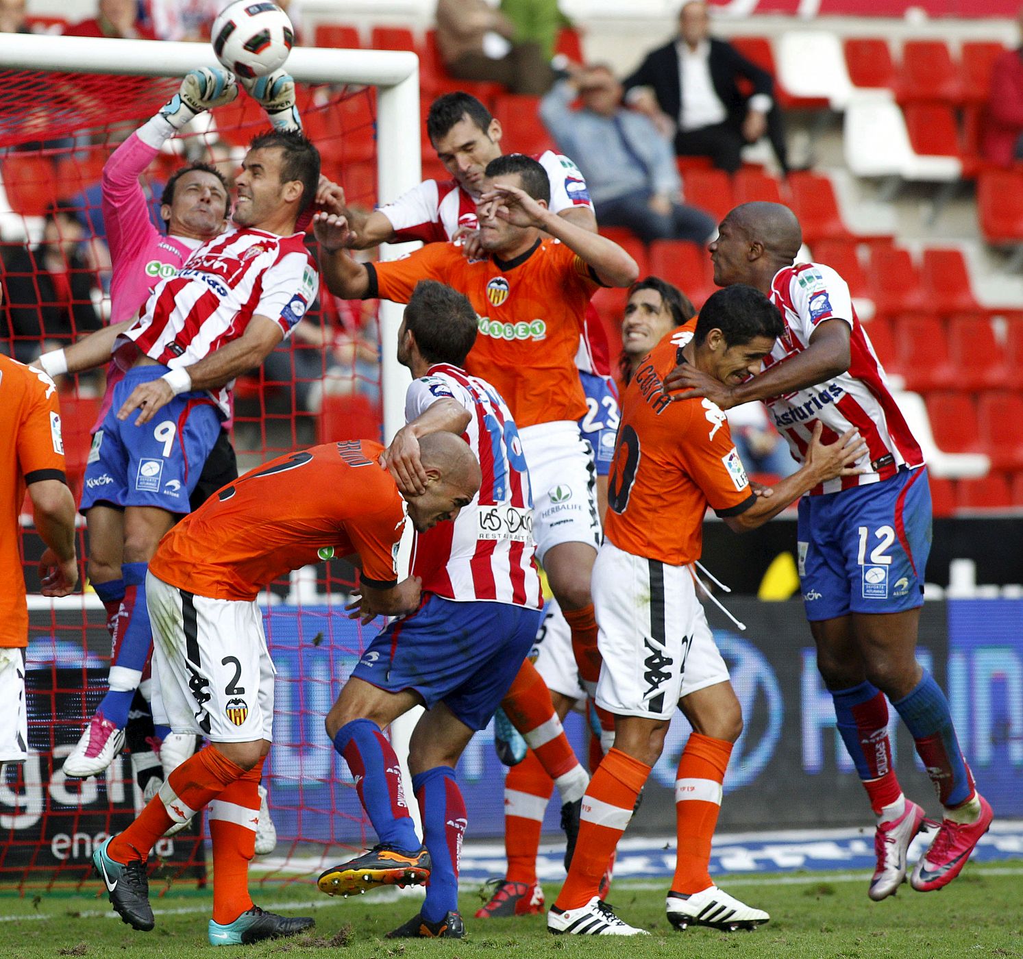 El Valencia ganó 0-2 al Sporting de Gijón y sigue en lo más alto de la tabla.