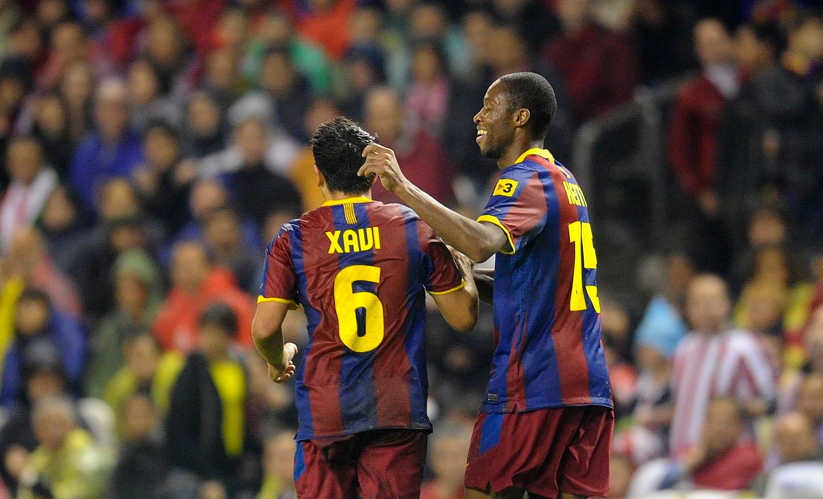 Xavi Hernández y Seydou Keita, autores de los dos primeros goles del Barça, celebran el 0-2