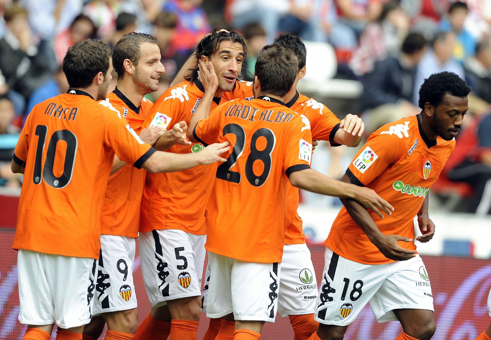 Los jugadores del Valencia celebran el gol de Topal ante el Sporting de Gijón.