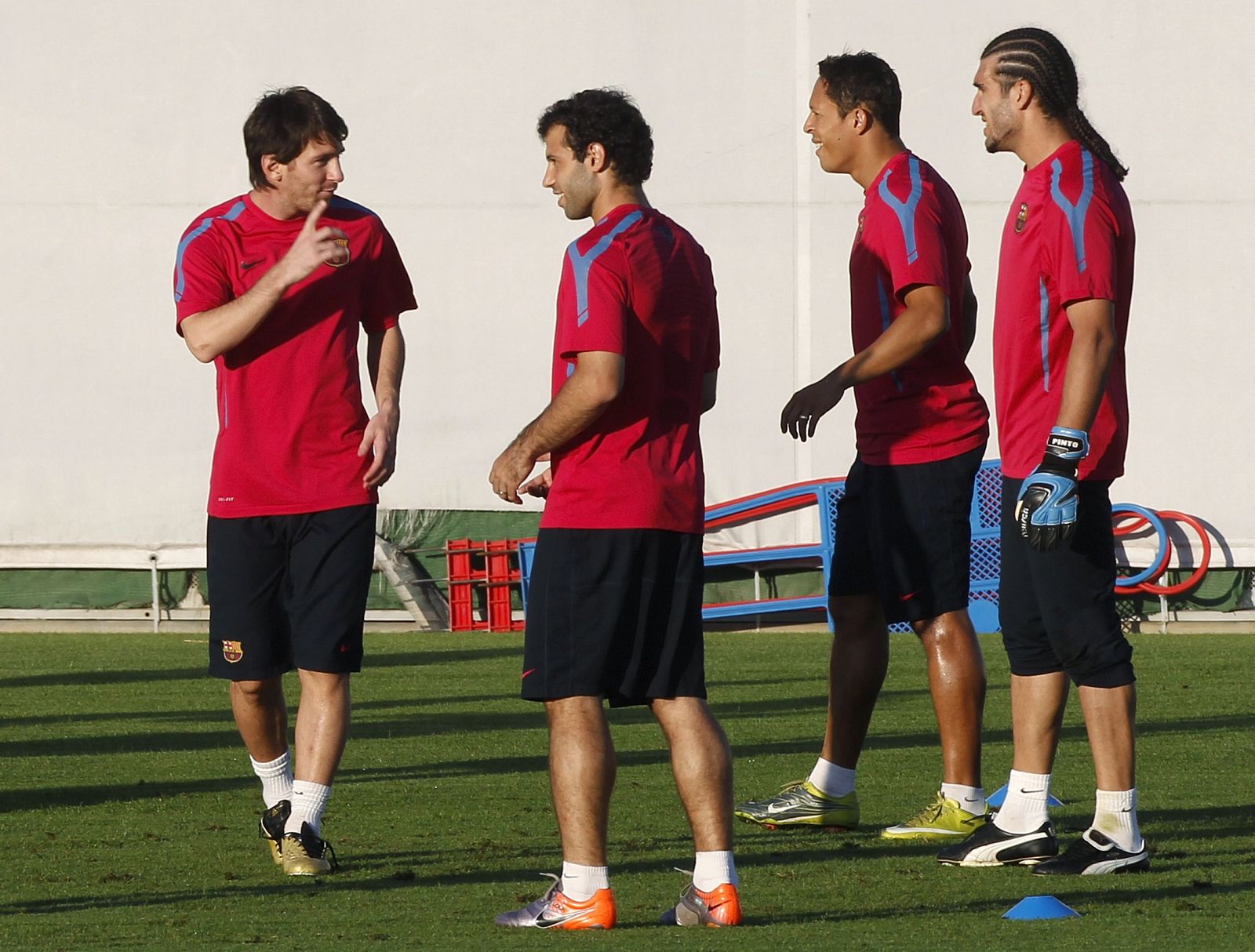 Messi, Mascherano, Adriano y Pinto, en un entrenamiento del FC Barcelona.