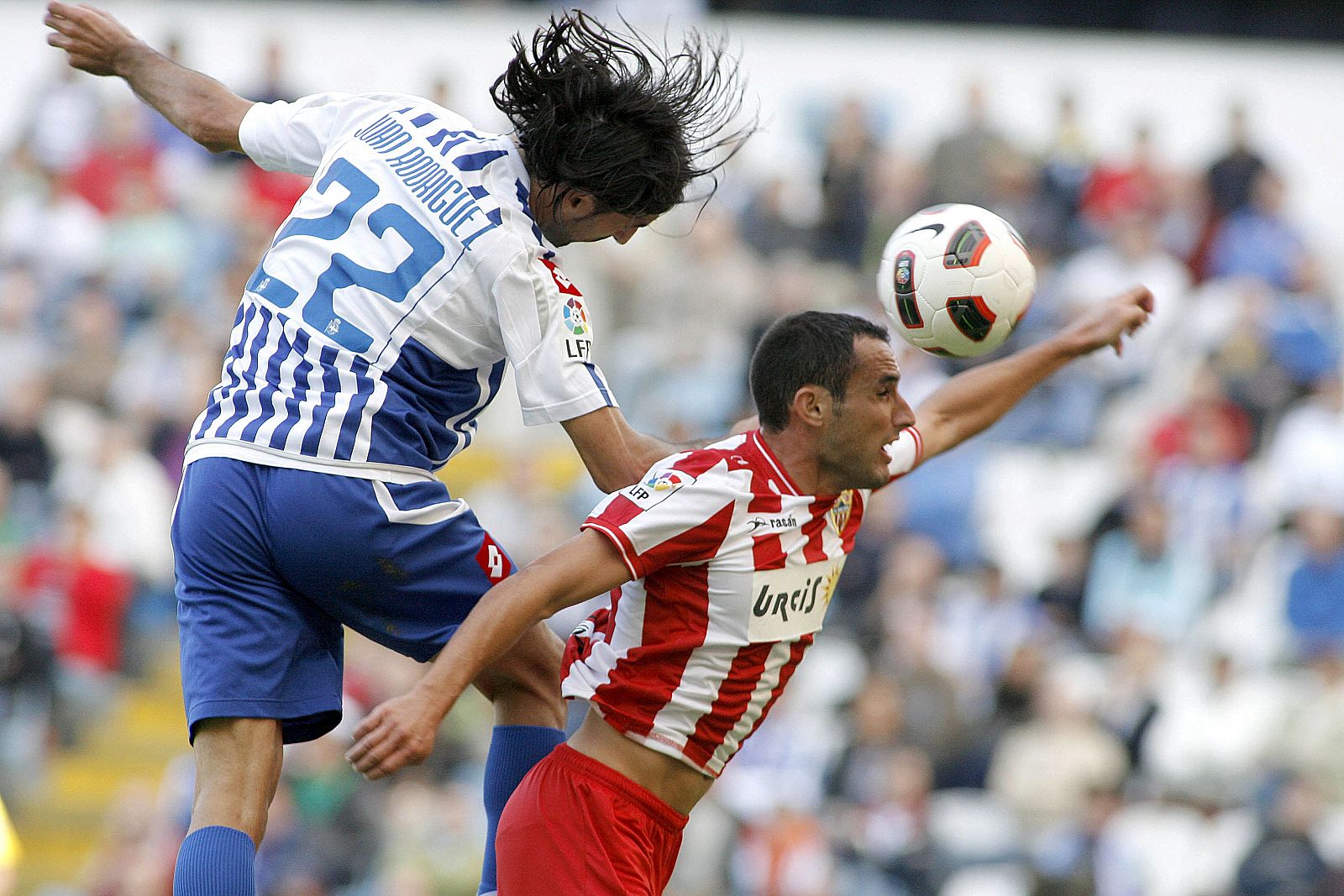 El Almería se llevó la victoria de Riazor con dos goles del nigeriano Uche.