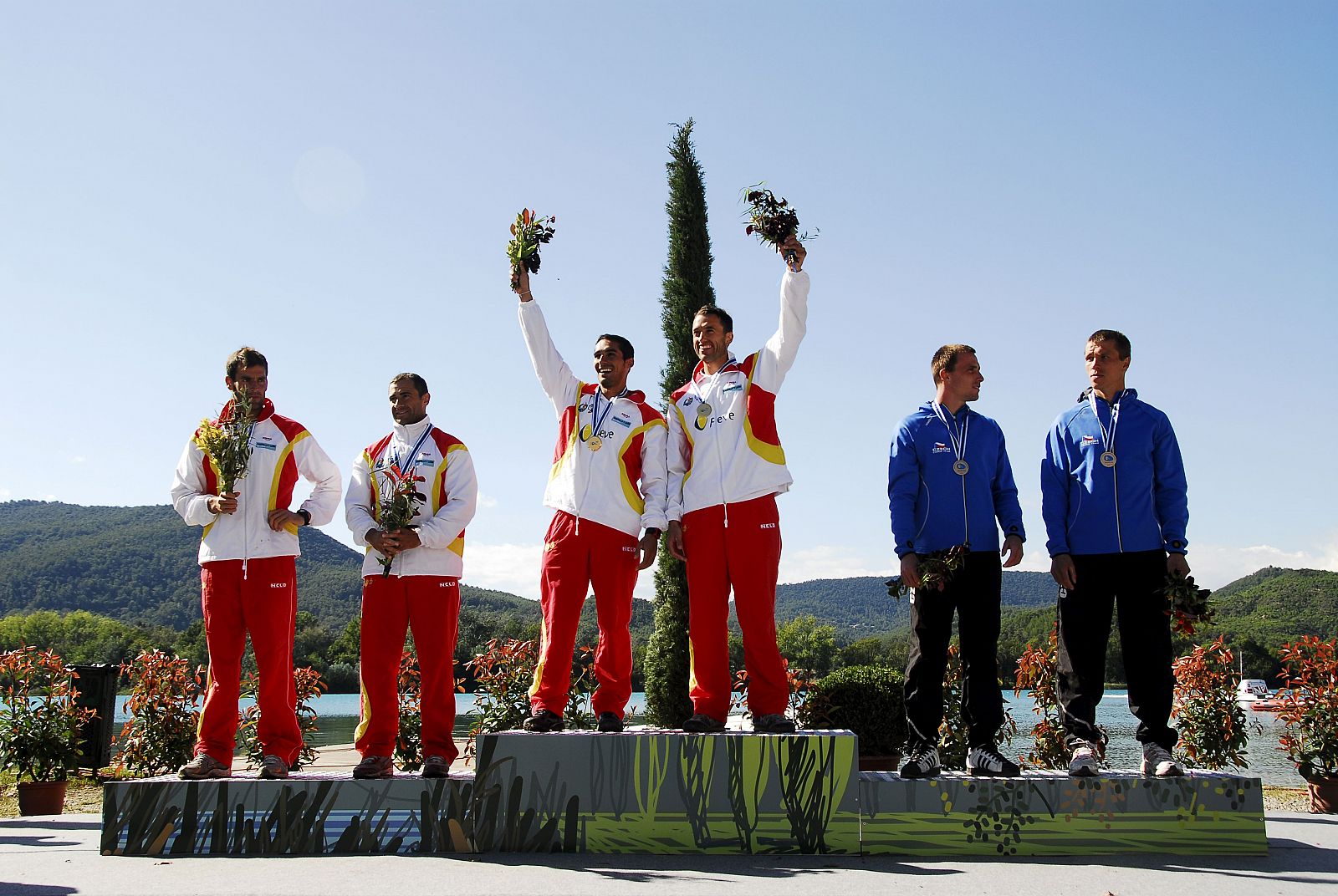 Los españoles Walter Bouzán y Alvaro Fernández Fiuza (c), campeones del mundo en K-2, junto a los también españoles Jorge Alonso y Albert Corominas (i), segundos, y los checos Jakub Adam y Michael Odvarko, terceros, en el podio del K-2 masculino.