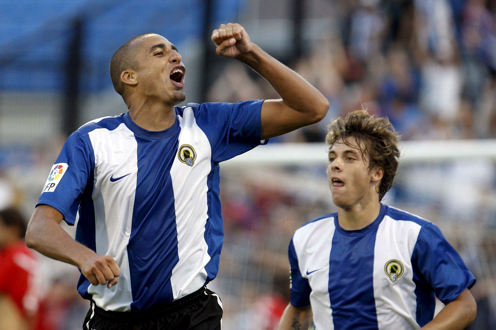 El delantero del Hércules David Trezeguet celebra su segundo gol, el segundo de su equipo, frente al Sevilla.