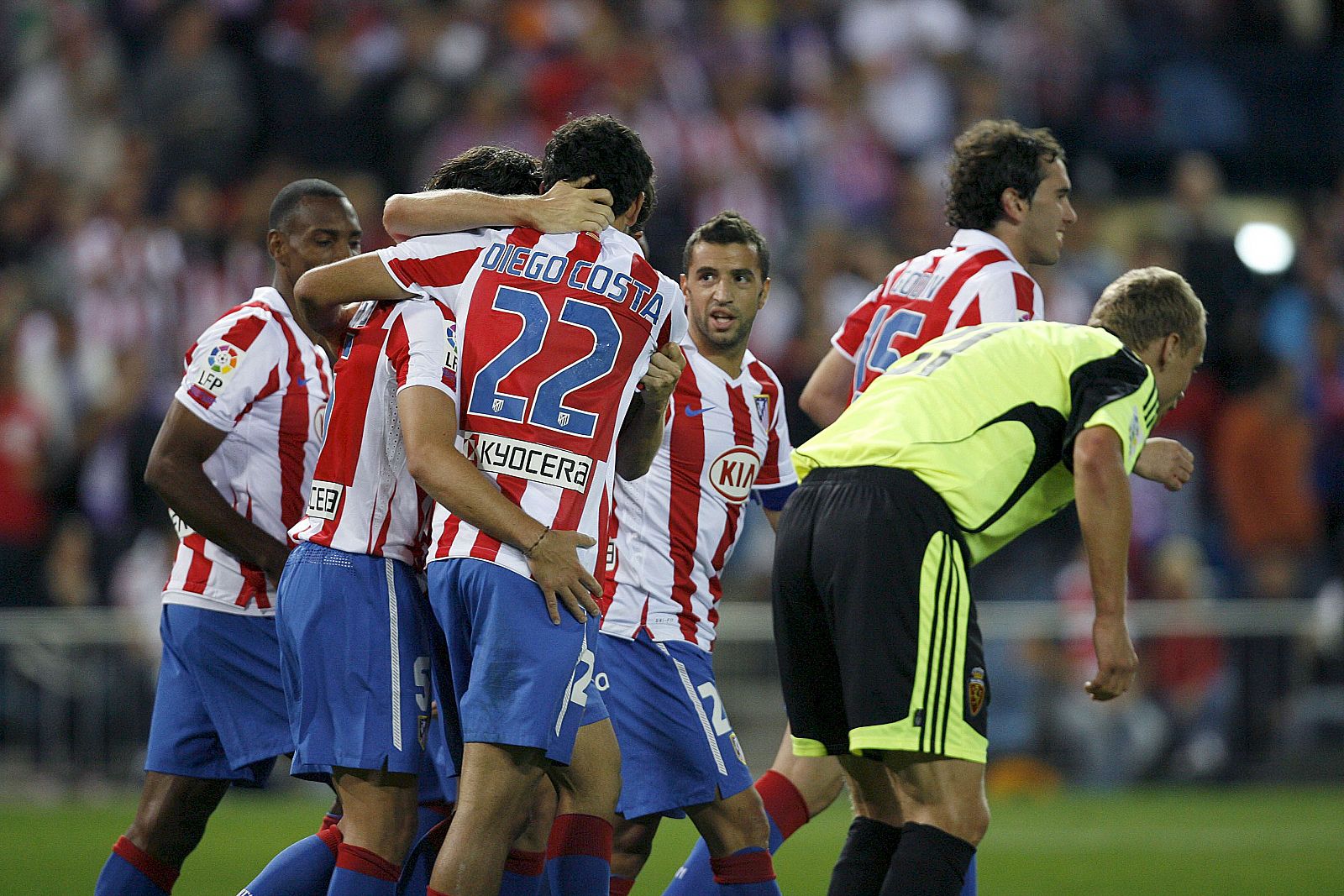 Diego Costa celebra con sus compañeros del Atlético el gol de la victoria ante el Zaragoza.