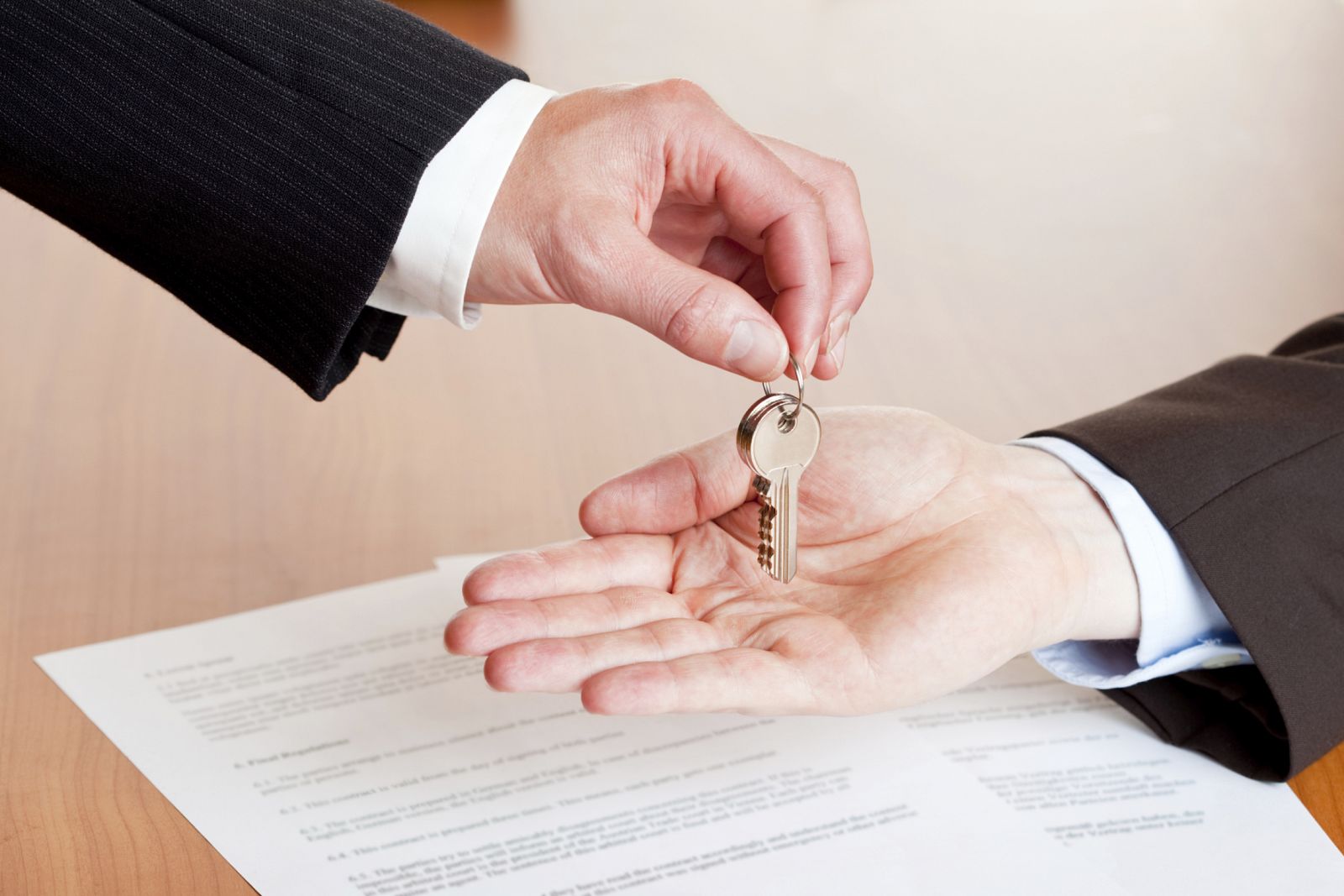 Una entrega de llaves tras la firma de una hipoteca