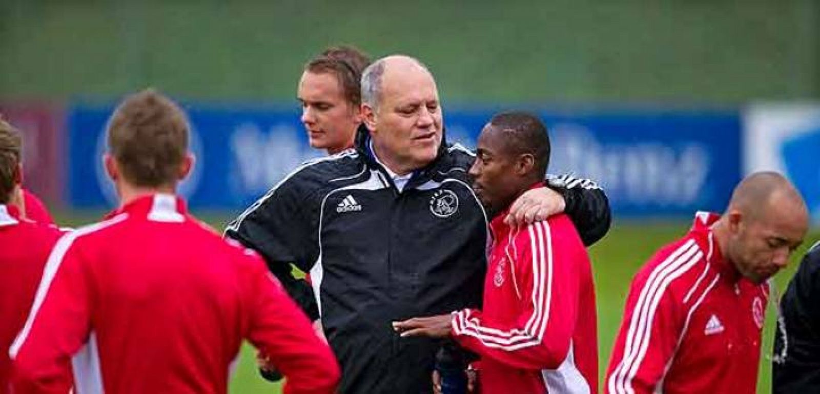 El entrenador del Ajax, Martin Jol, conversa con su jugador Eyong Enoh durante un entrenamiento.