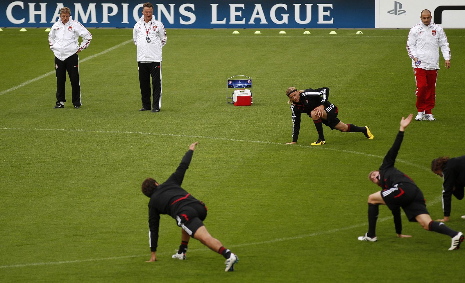 Louis Van Gaal dirige la sesión de entrenamiento del Bayern en Basilea