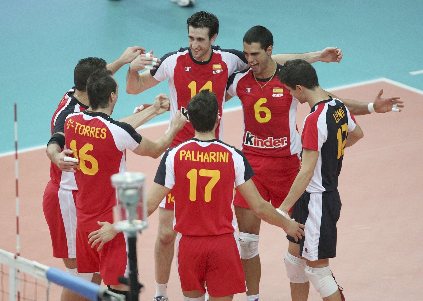 Los jugadores de la selección española celebran un tanto