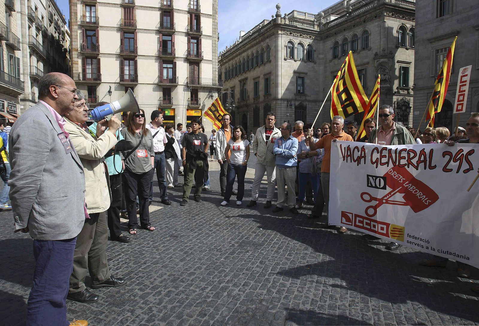 Decenas de trabajadores de medios de comunicación se han concentrado en la Plaza de Sant Jaume de Barcelona