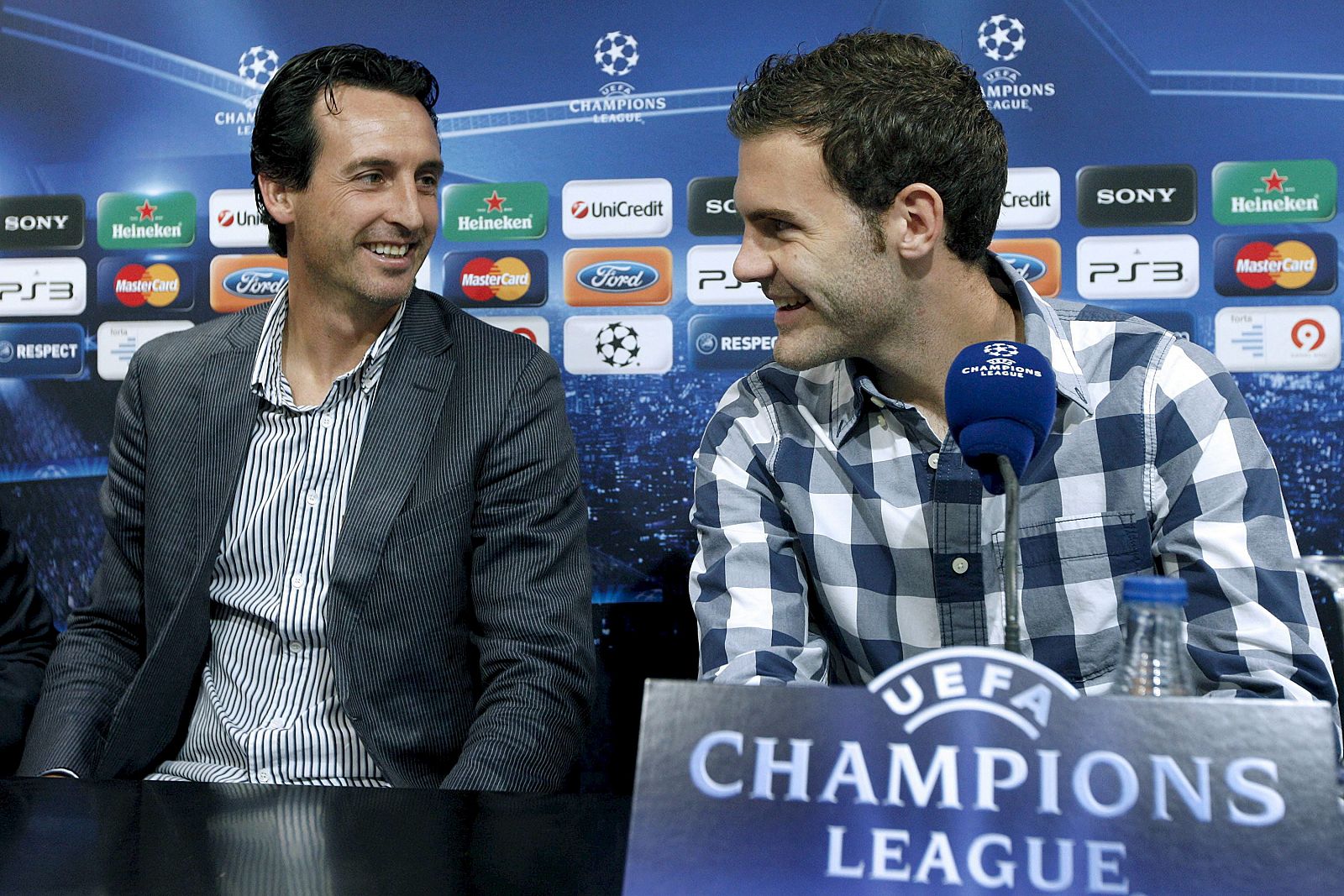 El entrenador del Valencia CF, Unai Emery (i), junto a su jugador Juan Mata, durante la conferencia de prensa