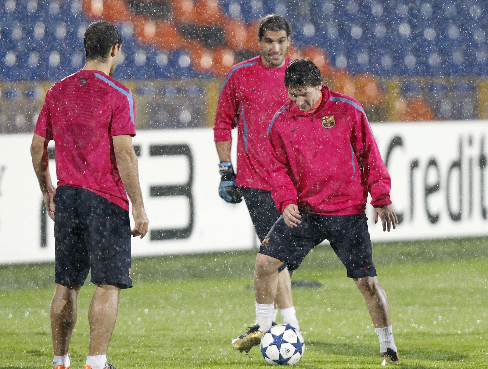 Messi toca el balón con normalidad en el entrenamiento del Barça en Kazan
