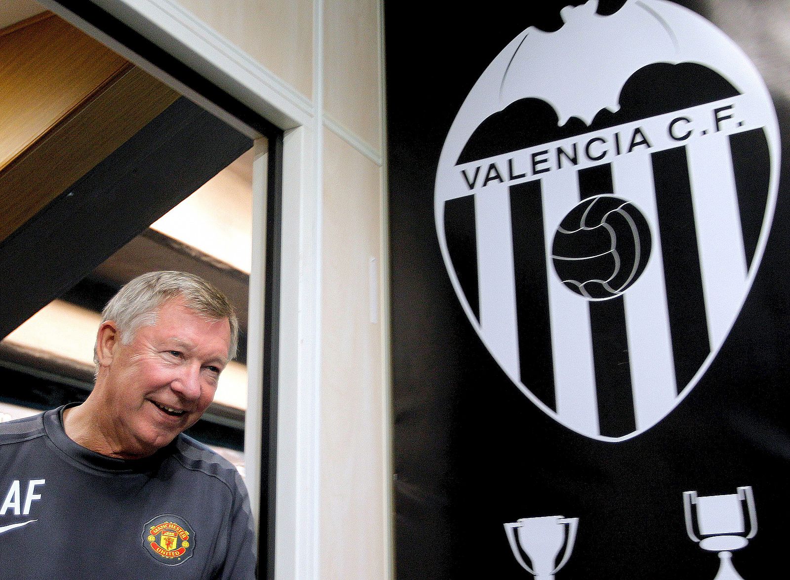 El entrenador del Manchester United, Alex Ferguson, antes de la conferencia de prensa que ha ofrecido  en Valencia.