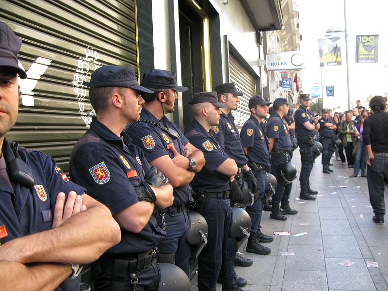 Los agentes de la Policía Nacional han tenido que proteger los establecimientos de Gran Vía que este miércoles decidían abrir sus puertas.