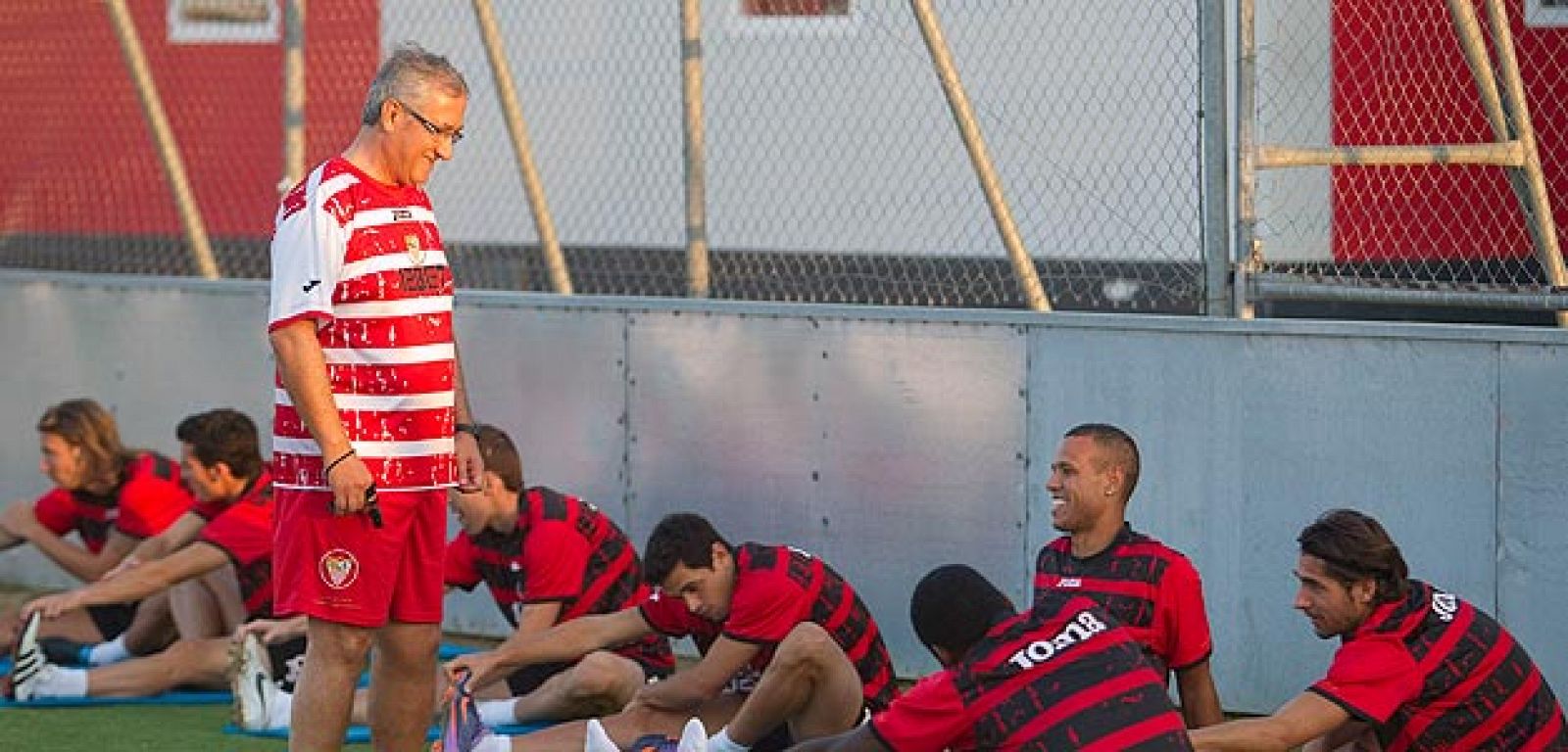 El nuevo entrenador del Sevilla FC, Gregorio Manzano, durante su primer entrenamiento con el equipo esta tarde en la ciudad deportiva del club sevillista.