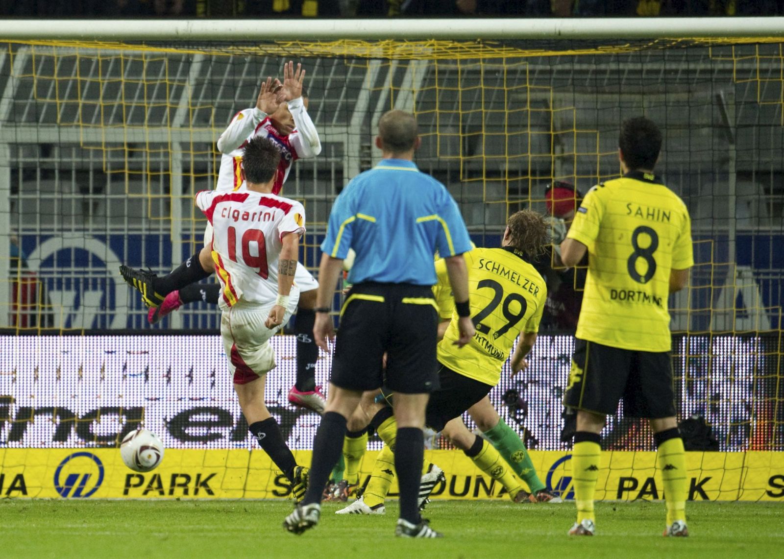 Luca Cigarini (izda), remata para conseguir gol ante el Borussia Dortmund