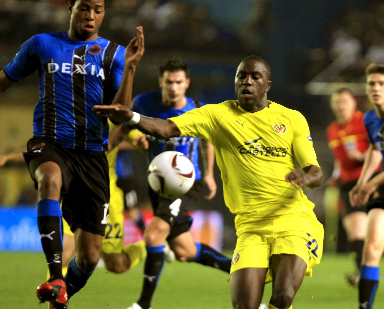 El delantero estadounidense del Villarreal Jozy Altidore (d) lucha un balón con el defensa del Brujas Donk