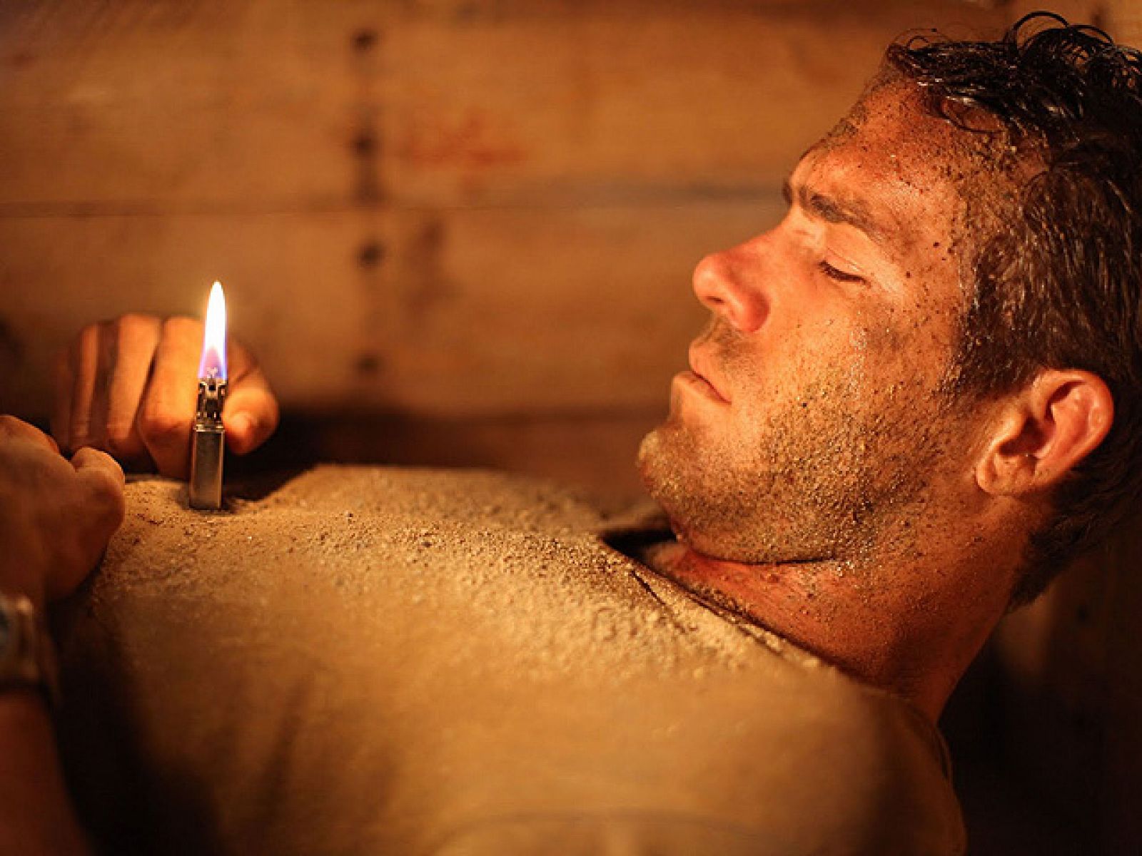 El cineasta español Rodrigo Cortés rodó "Buried (Enterrado)" según el guión de Chris Sparling, quien escribió un texto que gustó en Hollywood pero que fue descartado por las enormes dificultades que planteaba. El Festival de Sundance evidenció el interés por esta cinta, que, con un ataúd como único escenario y protagonizada por Ryan Reynolds, está llamada a convertirse en uno de los taquillazos de la temporada.